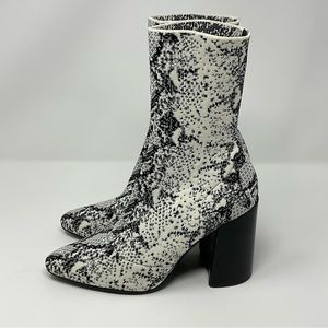 Steve Madden Trent Knit Snake Print Black/ White Size 7.5